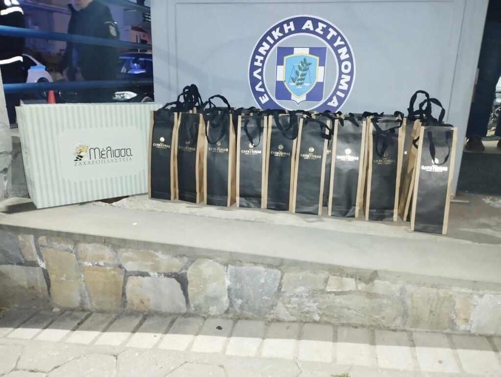 Προσφορές για τη βασιλόπιτα της Ένωσης Αστυνομικών Υπαλλήλων Τρικάλων έξω από τη Διεύθυνση Αστυνομίας