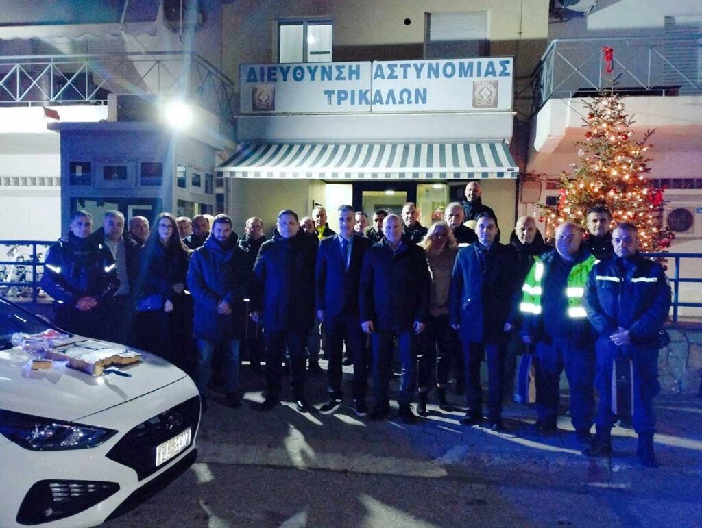 Ομαδική φωτογραφία αστυνομικών έξω από τη Διεύθυνση Αστυνομίας Τρικάλων λίγο πριν την Πρωτοχρονιά