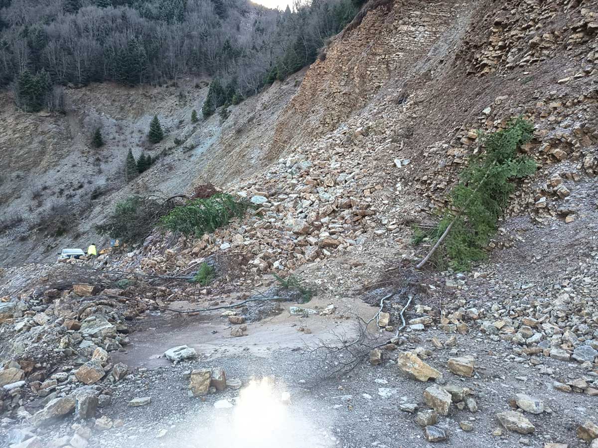 Κλειστός ο δρόμος Καρυά – Κουμπουριανά λόγω κατολίσθησης