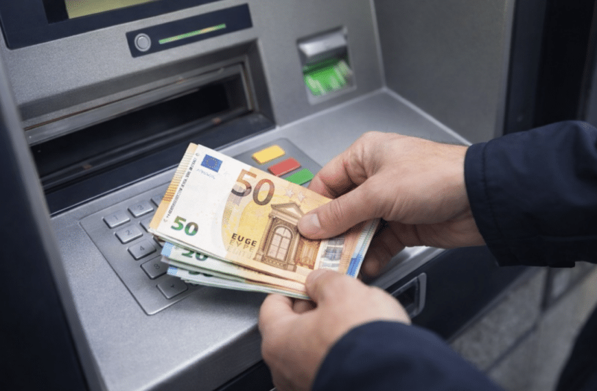 Ανάληψη χρημάτων από ΑΤΜ με χαρτονομίσματα ευρώ, στο πλαίσιο πληρωμών e-ΕΦΚΑ και ΔΥΠΑ.