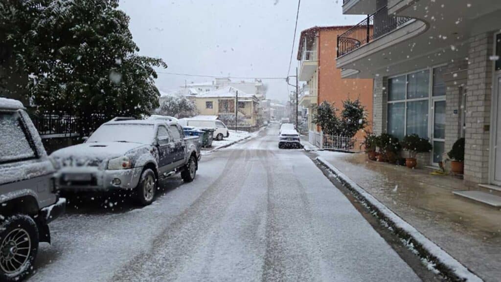 Κλειστά τα σχολεία σε Τρίκαλα, Πύλη και Μετέωρα λόγω χιονόπτωσης