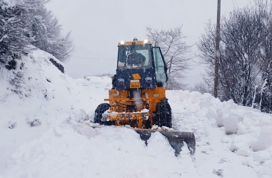 Εκχιονιστικά μηχανήματα του Δήμου Αργιθέας επιχειρούν σε ορεινό οδικό δίκτυο με έντονη χιονόπτωση
