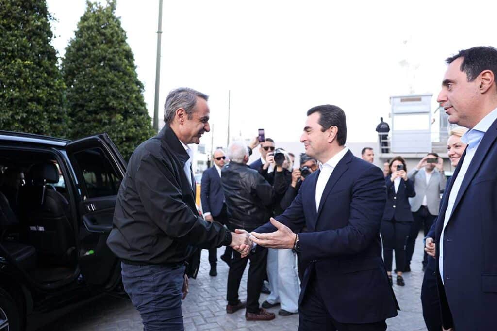 Σκρέκας υποδέχθηκε Μητσοτάκη στην κοπή πίτας της ΝΔ – 10 χρόνια ηγεσίας