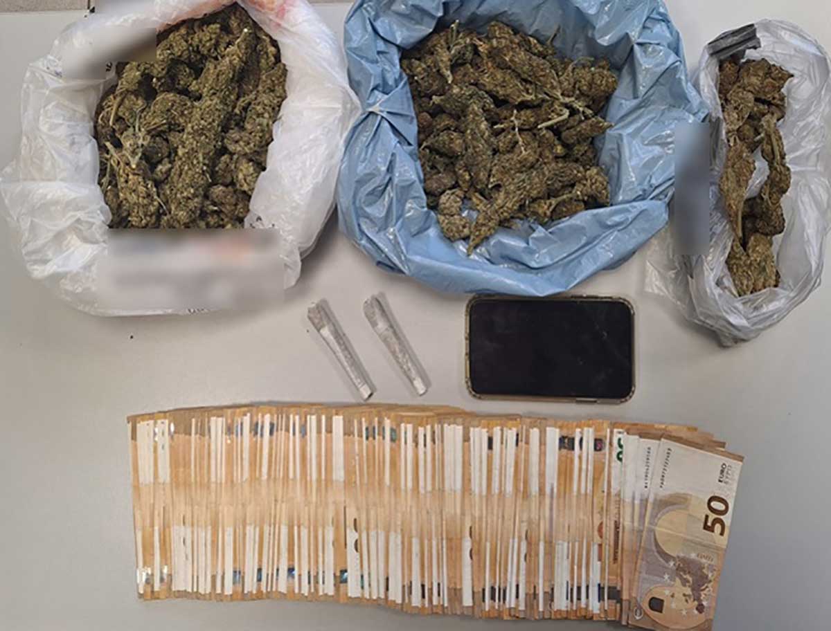 Λάρισα: Κατασχέθηκαν 387,5 γρ. κάνναβης και 11.000 ευρώ