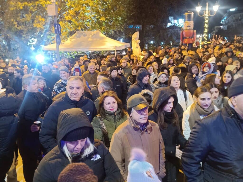 Τα Τρίκαλα υποδέχθηκαν το 2026: Πλήθος κόσμου στην πλατεία – Κοπή βασιλόπιτας από τον Δήμαρχο