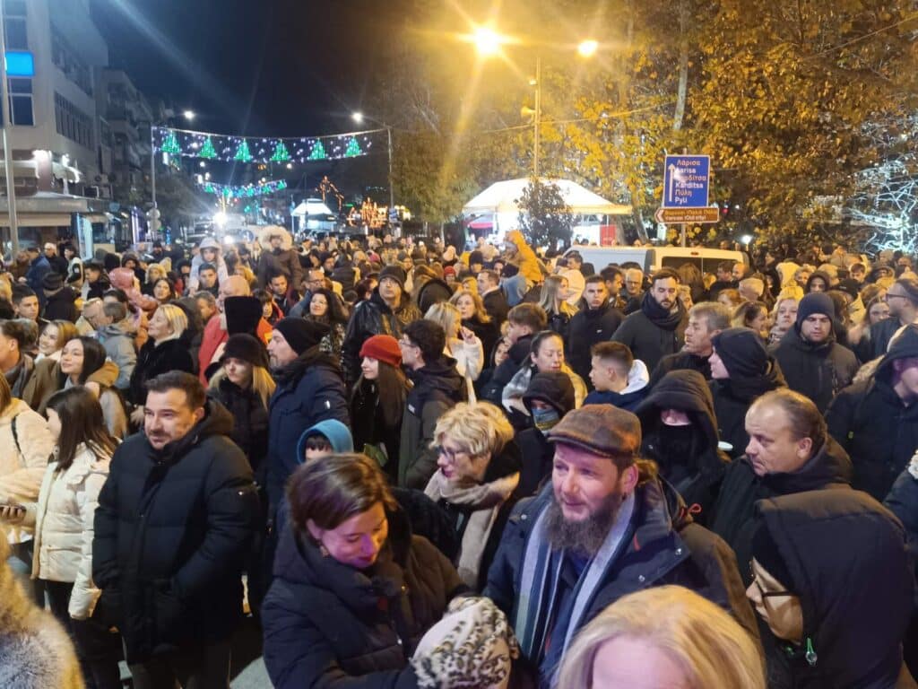 Τα Τρίκαλα υποδέχθηκαν το 2026: Πλήθος κόσμου στην πλατεία – Κοπή βασιλόπιτας από τον Δήμαρχο