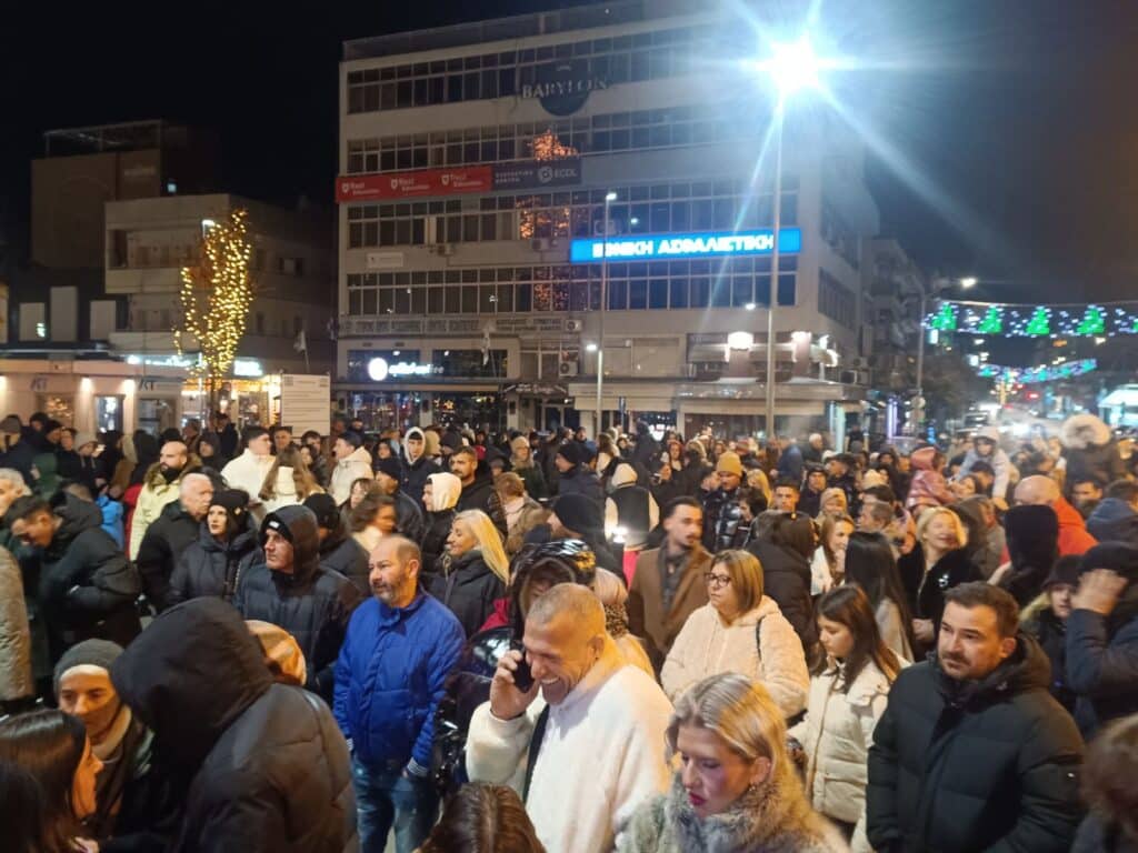 Τα Τρίκαλα υποδέχθηκαν το 2026: Πλήθος κόσμου στην πλατεία – Κοπή βασιλόπιτας από τον Δήμαρχο