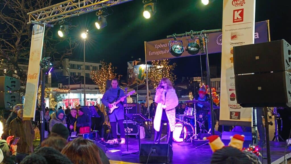 Τα Τρίκαλα υποδέχθηκαν το 2026: Πλήθος κόσμου στην πλατεία – Κοπή βασιλόπιτας από τον Δήμαρχο