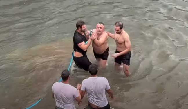 Θεοφάνεια στα Τρίκαλα – Ο Κώστας Αθανασάκης σηκώνει τον Τίμιο Σταυρό στον Ληθαίο