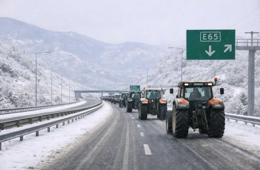 Αγροτικά τρακτέρ αποχωρούν από τον Ε65 σε χιονισμένο τοπίο, μετά το τέλος του μπλόκου των αγροτών