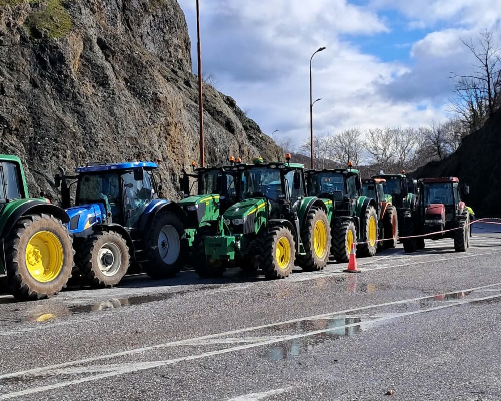 Μουργκάνι Τρικάλων: Αποκλεισμός για φορτηγά – Παρατεταγμένα τα τρακτέρ στον κόμβο