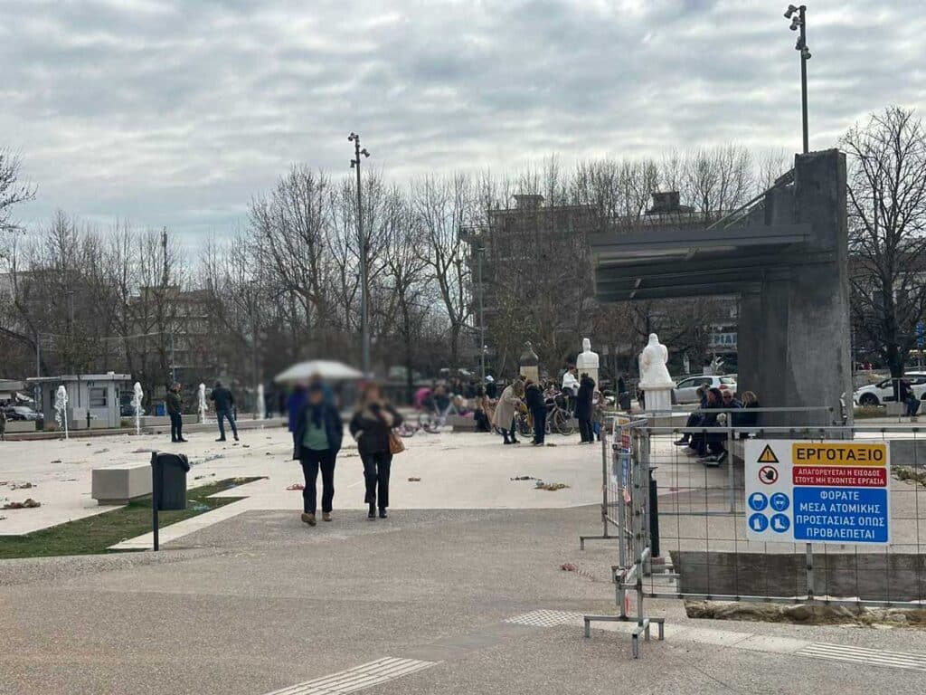 Τρίκαλα: Κυριακή με κόσμο, παιδιά και… μόνιμο εργοτάξιο στην πλατεία