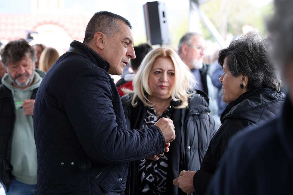 Στον τόπο της τραγωδίας στα Τέμπη η Χρύσα Ντιντή