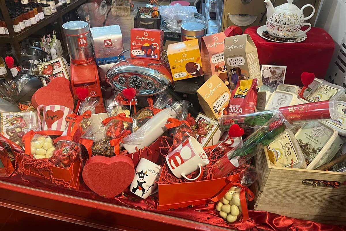 Η βιτρίνα του Coffeeway στα Τρίκαλα… μυρίζει αγάπη