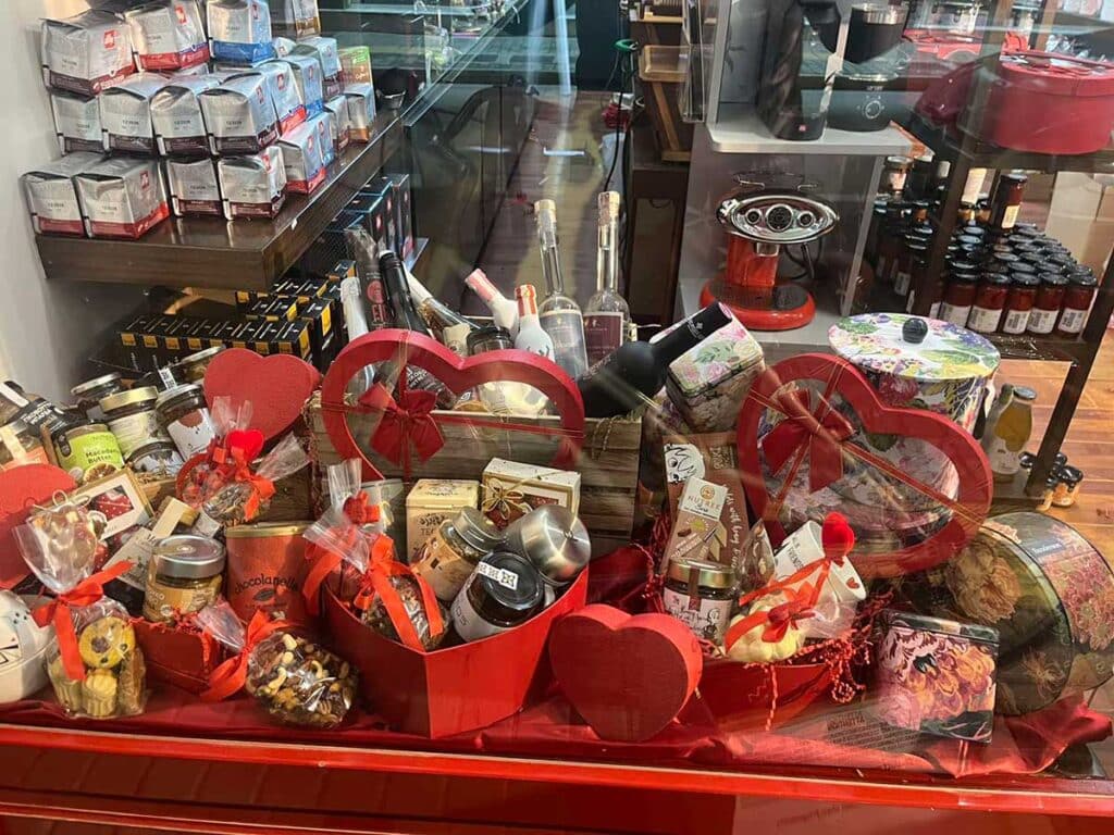 Η βιτρίνα του Coffeeway στα Τρίκαλα… μυρίζει αγάπη