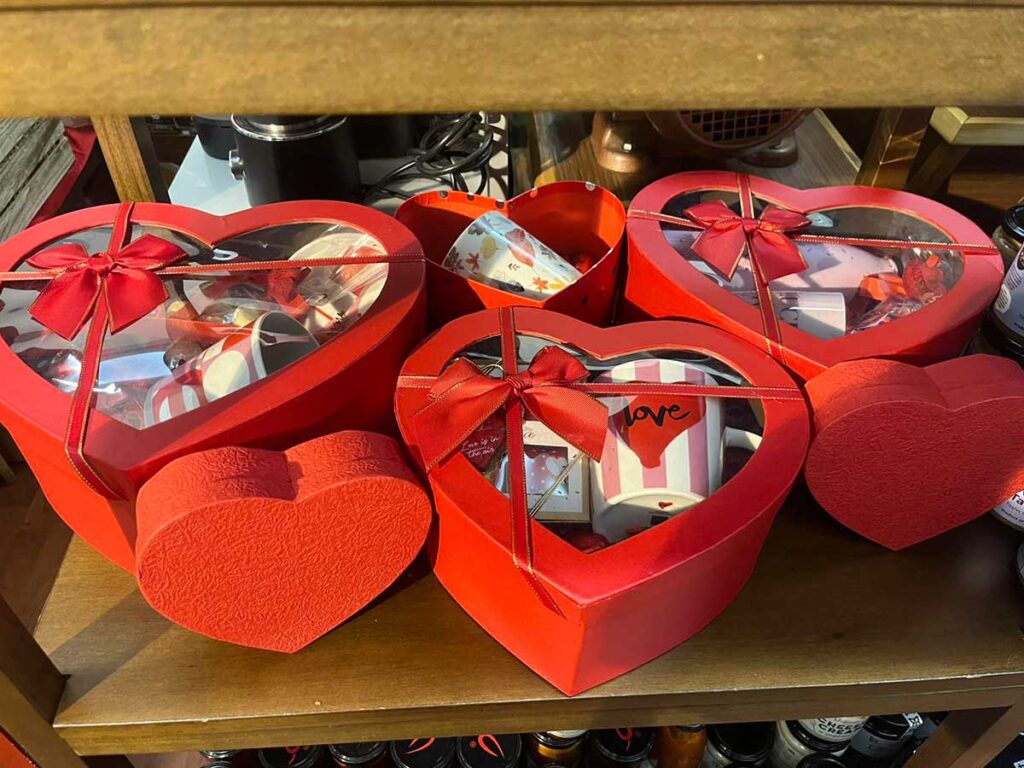 Η βιτρίνα του Coffeeway στα Τρίκαλα… μυρίζει αγάπη