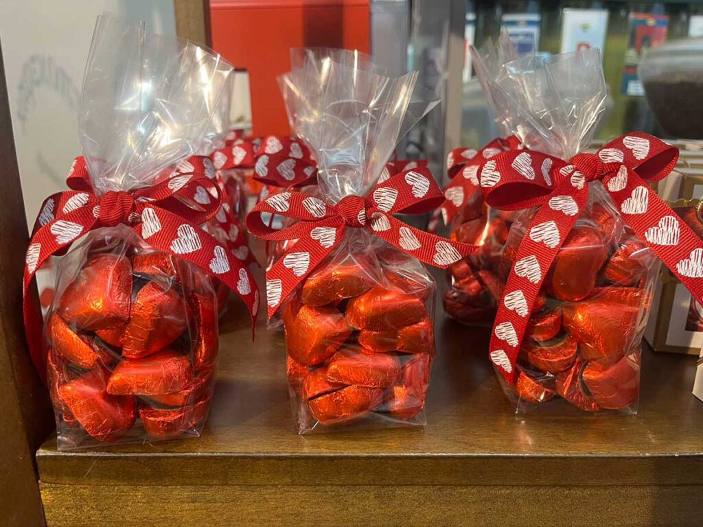 Η βιτρίνα του Coffeeway στα Τρίκαλα… μυρίζει αγάπη