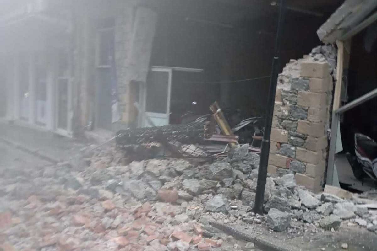 Συναγερμός στην Καλαμπάκα μετά από κατάρρευση τοίχου