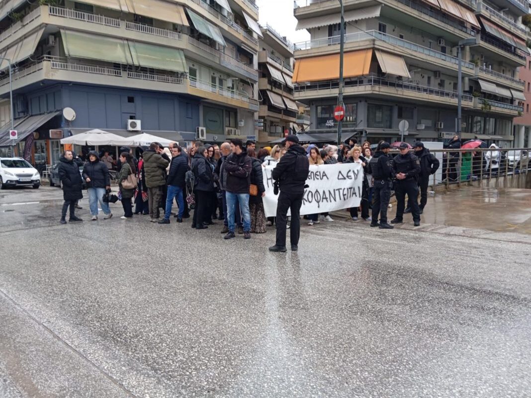 Εργαζόμενοι ΒΙΟΛΑΝΤΑ έξω από τα Δικαστήρια Τρικάλων