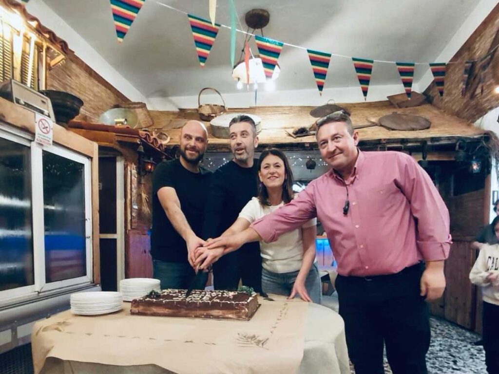 Η αντιδήμαρχος… έκοψε πίτα με τους Αγίους Απόστολους