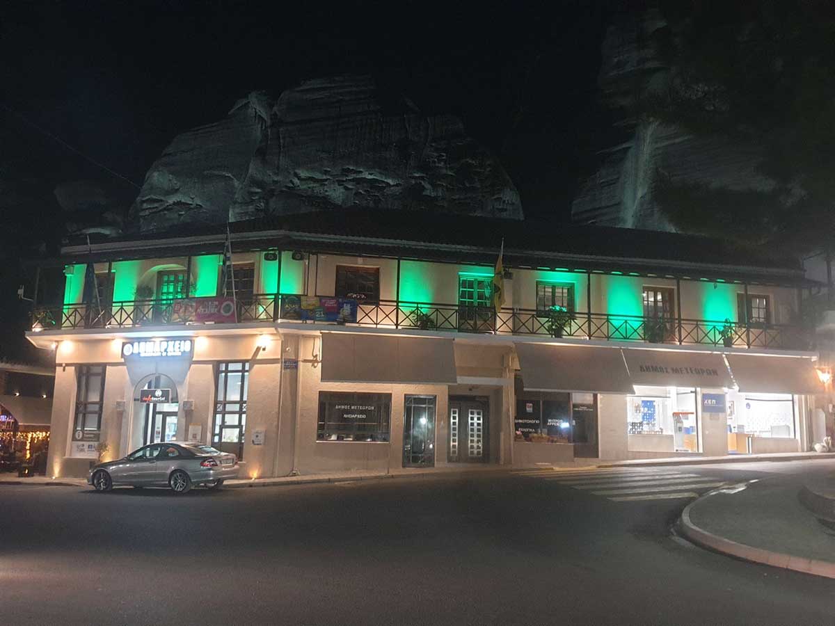 Δημαρχείο Καλαμπάκας φωτισμένο πράσινο για την Παγκόσμια Ημέρα Χολαγγειοκαρκινώματος