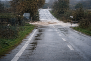 Πλημμυρισμένο τμήμα επαρχιακού δρόμου με νερά να διακόπτουν την κυκλοφορία λόγω κακοκαιρίας