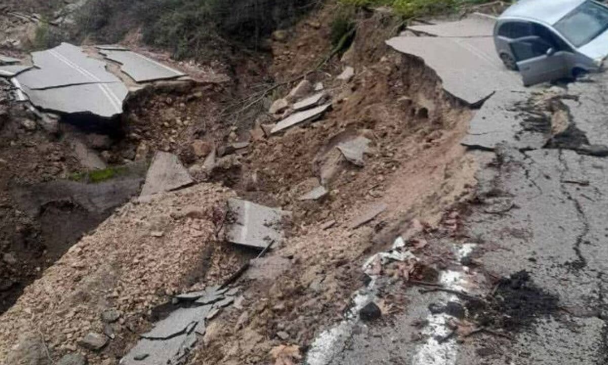 Καθίζηση 70 μέτρων σε δρόμο στα Τζουμέρκα – Έπεσε ΙΧ στο οδόστρωμα