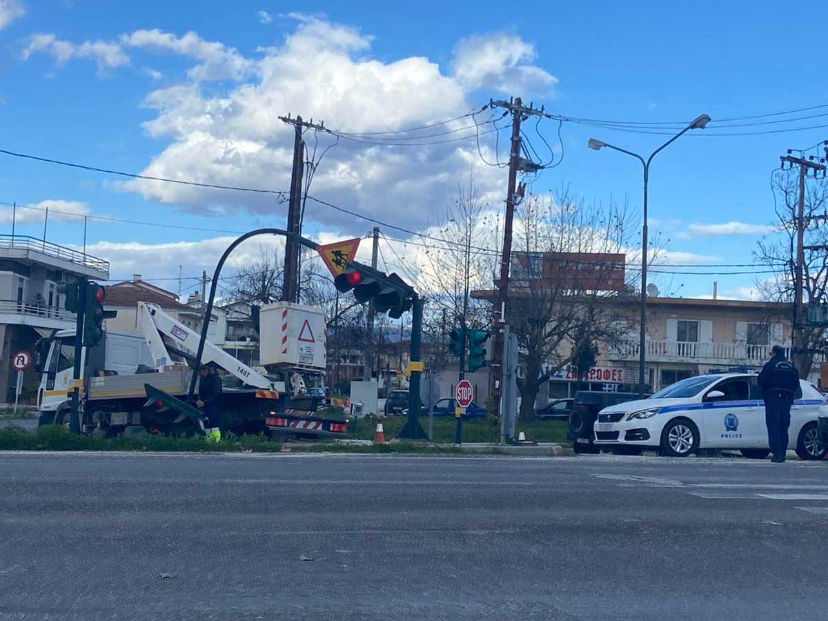 Φανάρι έπεσε από τον αέρα στον Άγιο Νεκτάριο Τρικάλων με παρουσία Τροχαίας