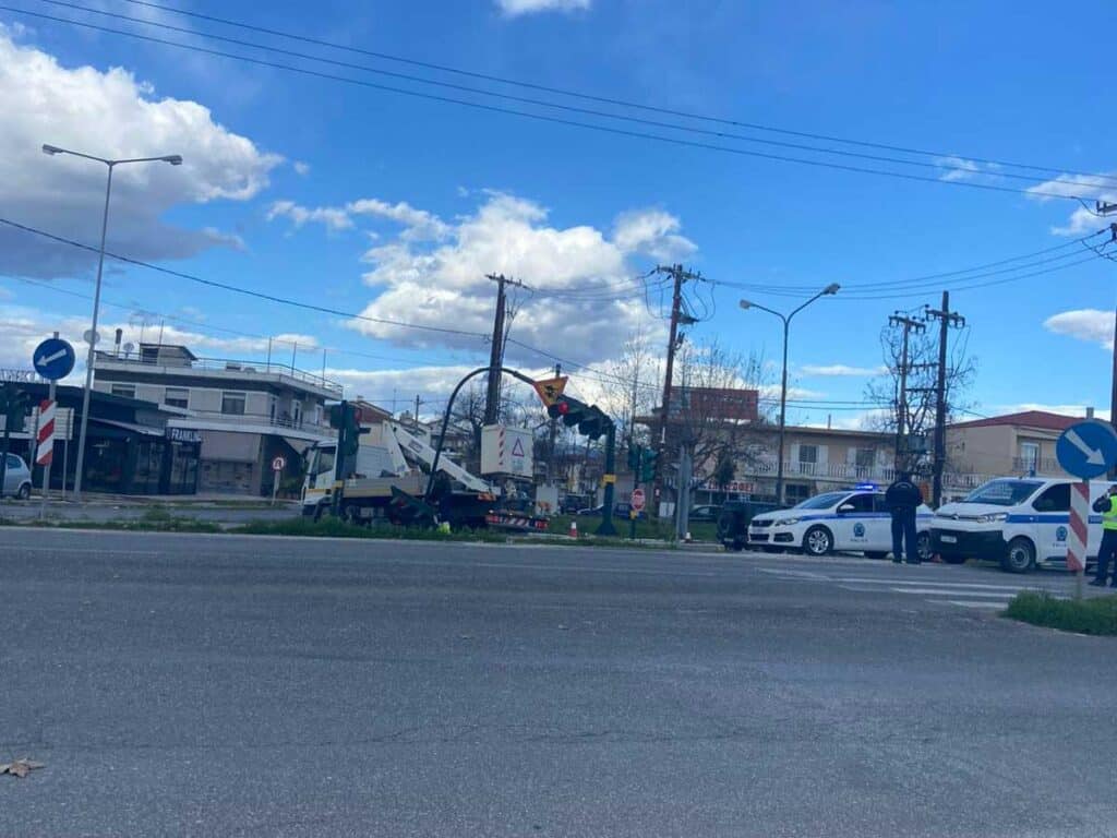 Έπεσε φανάρι από τον αέρα στον Άγιο Νεκτάριο Τρικάλων