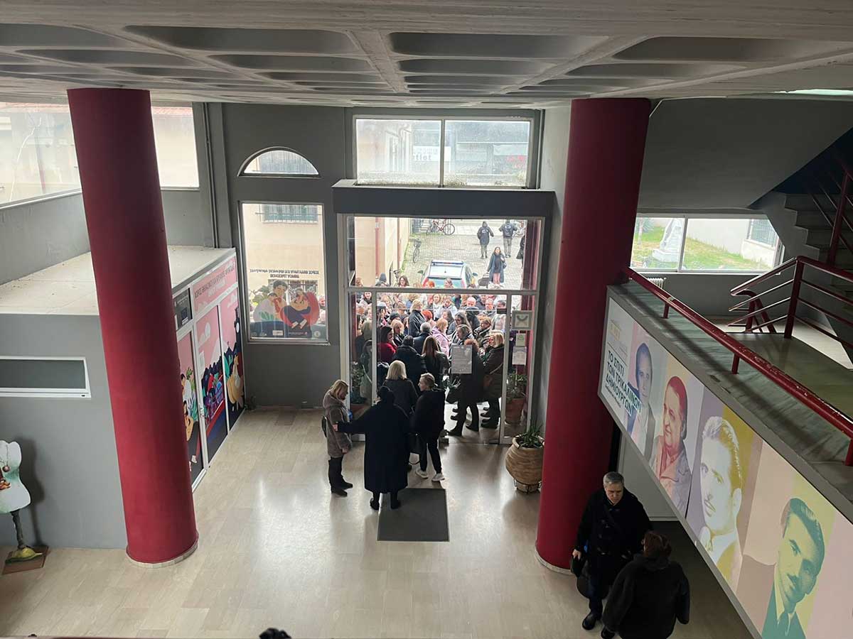 Τρίκαλα: Χαμός για το Opera Gala Καβράκου – Εξαφανίστηκαν τα δελτία