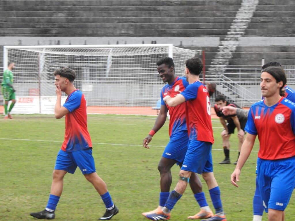 Παίκτες του ΑΟ Τρίκαλα πανηγυρίζουν τη νίκη 3-0 επί της Κορίνθου και την πρόκριση στα ημιτελικά του Κυπέλλου Ερασιτεχνών