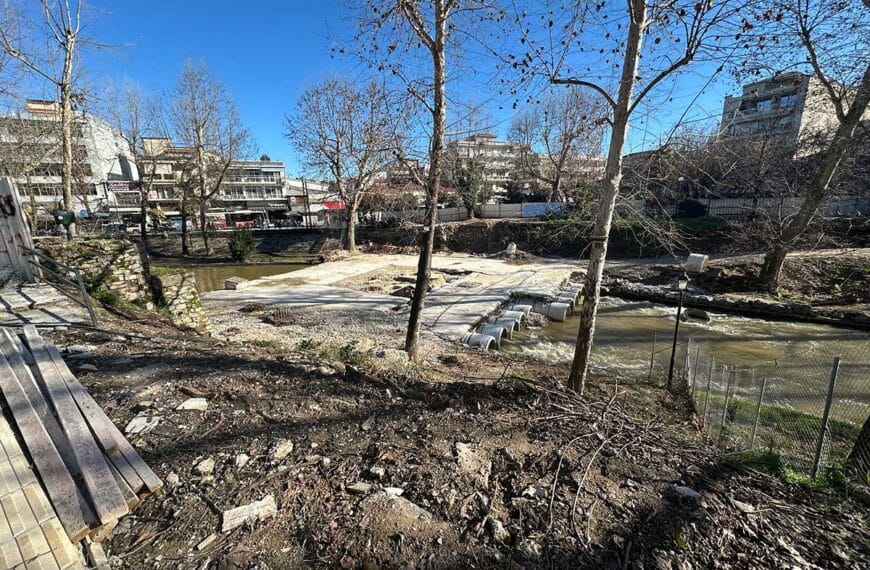 Γέφυρα Μαρούγκαινας στα Τρίκαλα με μπάζα και εργοτάξιο στο κέντρο της πόλης