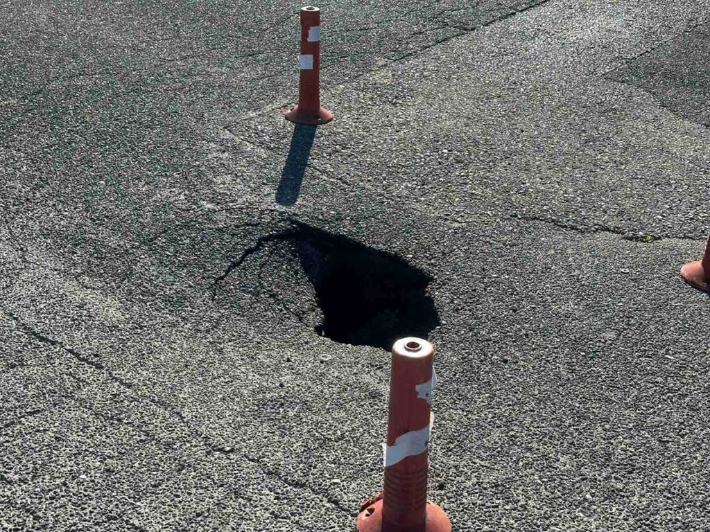 Τρίκαλα: Τρύπα-παγίδα με κώνους στην οδό Μπαλκούρας