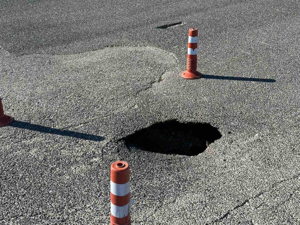 Τρίκαλα: Τρύπα-παγίδα με κώνους στην οδό Μπαλκούρας