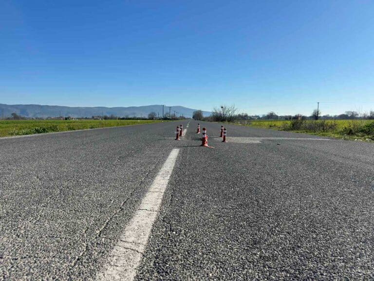 Τρίκαλα: Τρύπα-παγίδα με κώνους στην οδό Μπαλκούρας