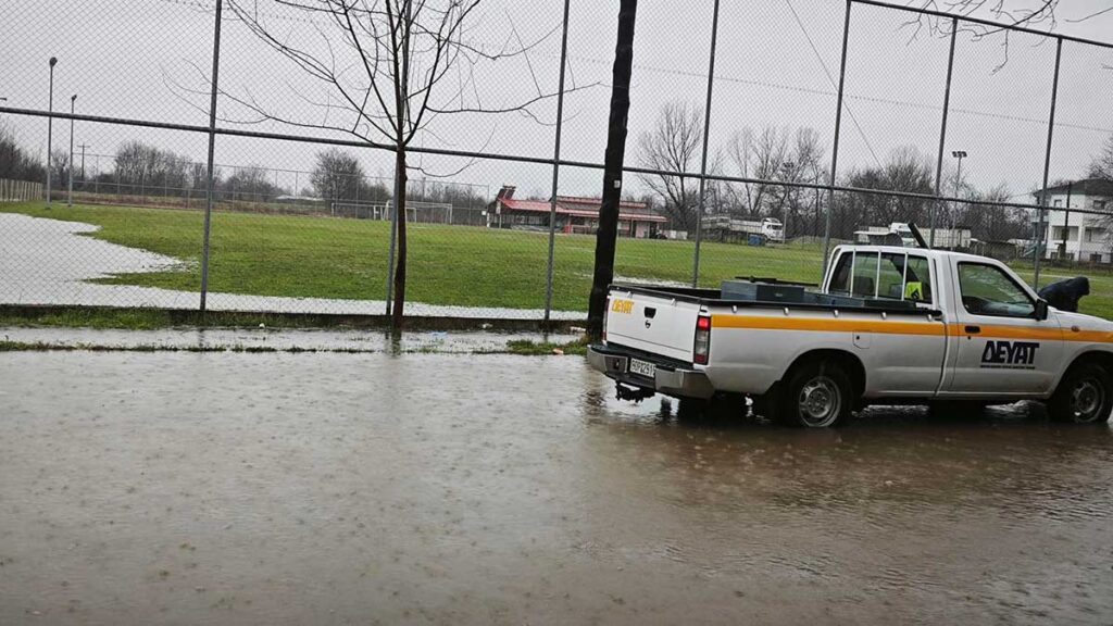 Αγία Μονή Τρικάλων: «Άνοιξαν οι ουρανοί» – Πλημμύρισε η περιοχή, στο σημείο η ΔΕΥΑΤ