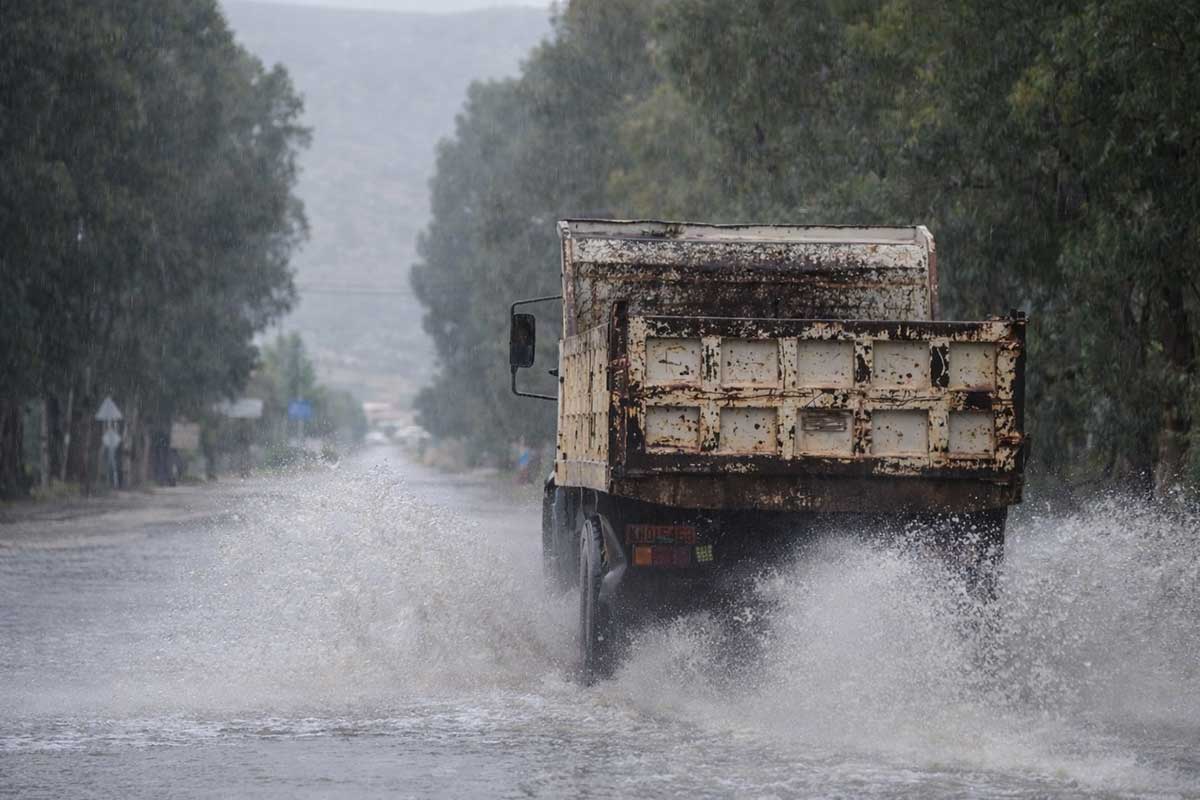 Φορτηγό όχημα διασχίζει πλημμυρισμένο επαρχιακό δρόμο λόγω έντονης βροχόπτωσης