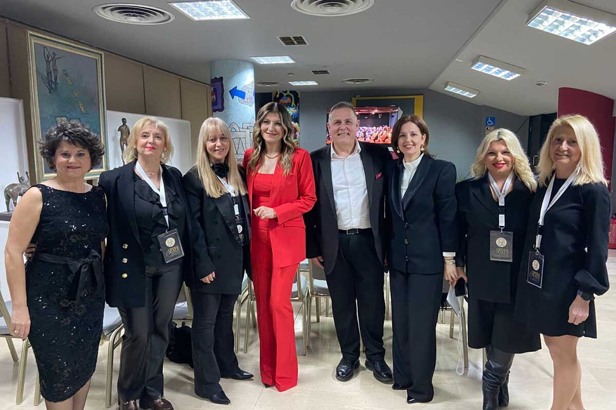 Backstage χαμόγελα και δυνατή ομάδα στο Gala Καβράκου