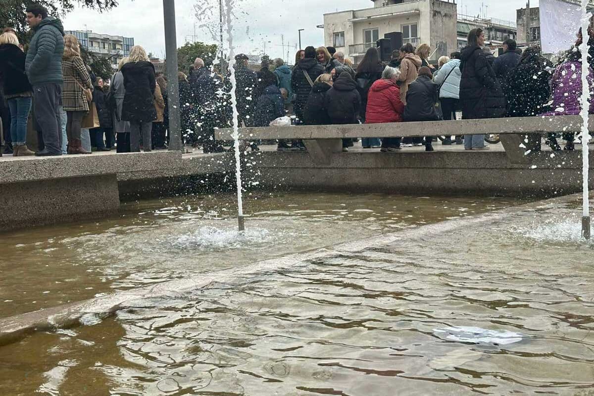 Τρίκαλα: Σκουπίδια στα «ασφαλή» συντριβάνια της πλατείας