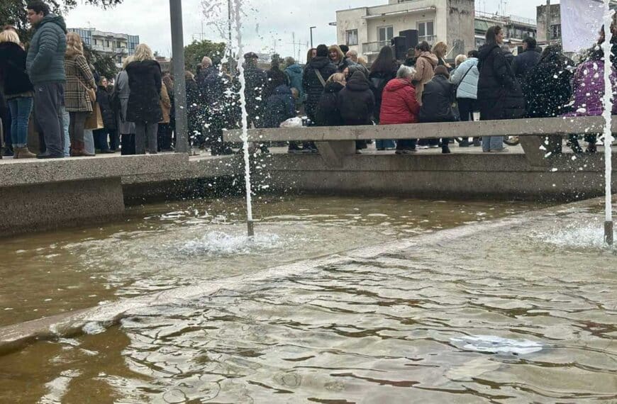 κόσμος στην πλατεία Τρικάλων δίπλα στα συντριβάνια