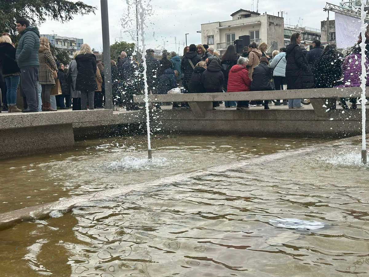Τρίκαλα: Σκουπίδια στα «ασφαλή» συντριβάνια της πλατείας