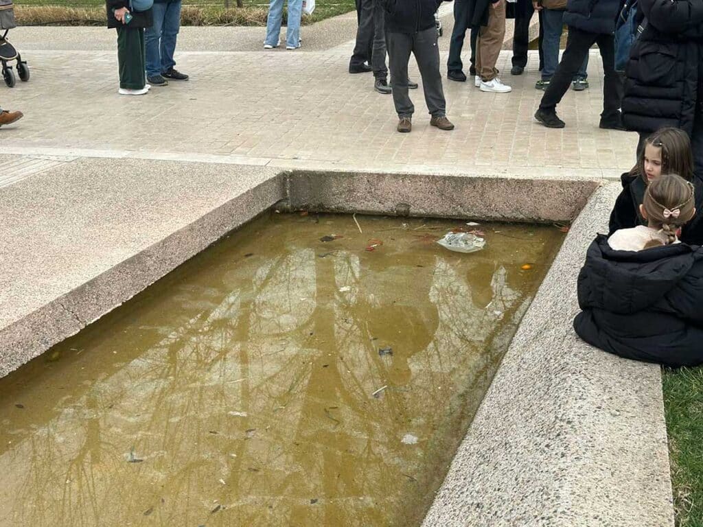 Τρίκαλα: Σκουπίδια στα «ασφαλή» συντριβάνια της πλατείας