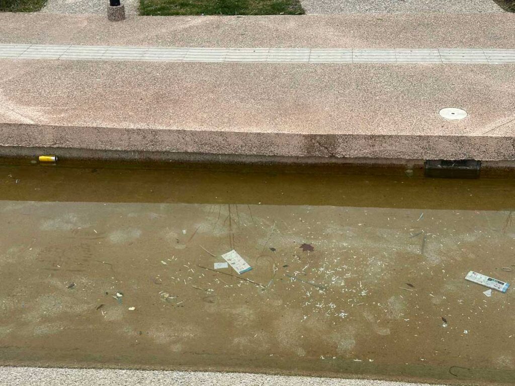 Τρίκαλα: Σκουπίδια στα «ασφαλή» συντριβάνια της πλατείας