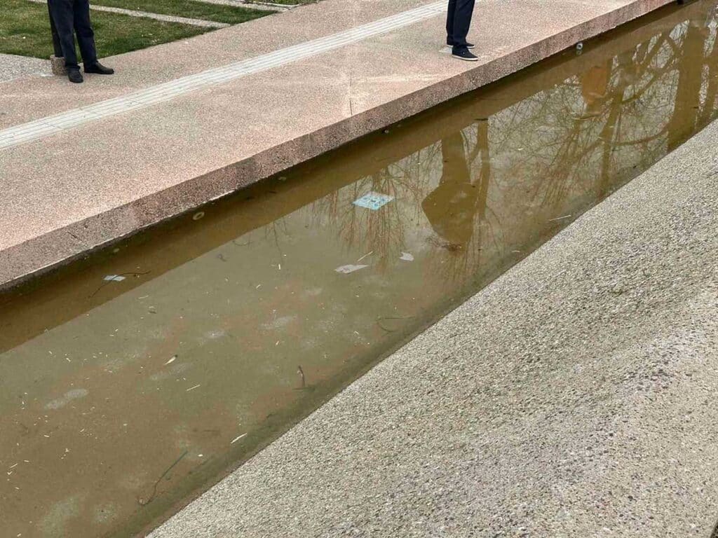 Τρίκαλα: Σκουπίδια στα «ασφαλή» συντριβάνια της πλατείας