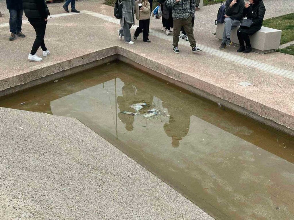 Τρίκαλα: Σκουπίδια στα «ασφαλή» συντριβάνια της πλατείας