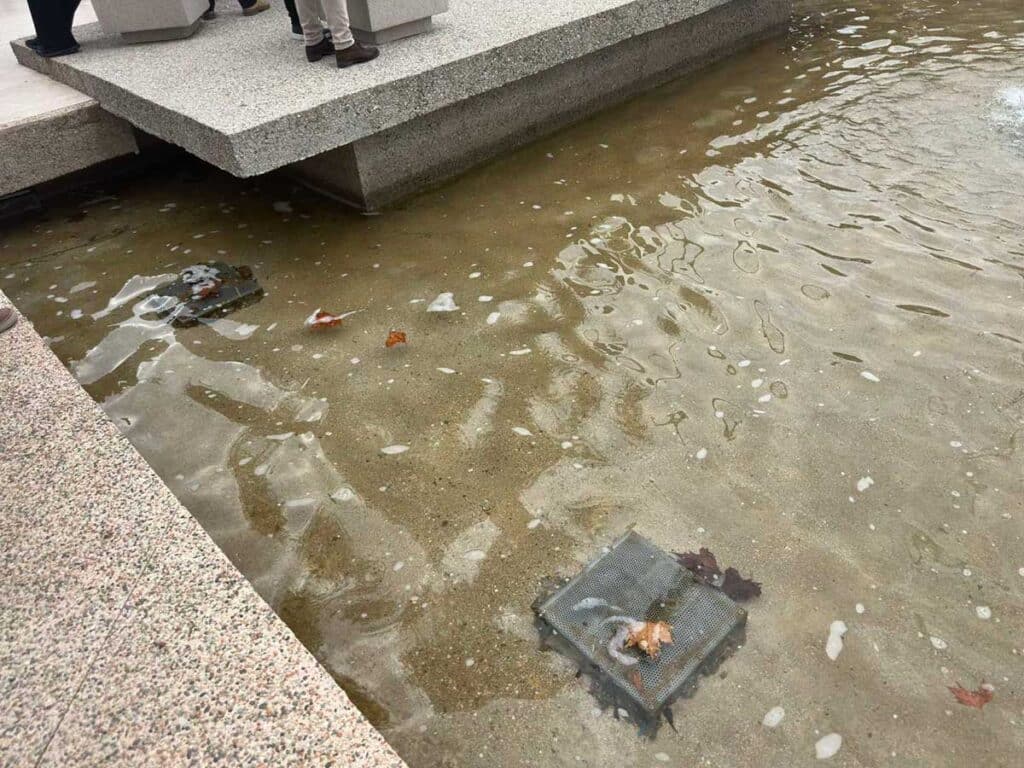 Τρίκαλα: Σκουπίδια στα «ασφαλή» συντριβάνια της πλατείας