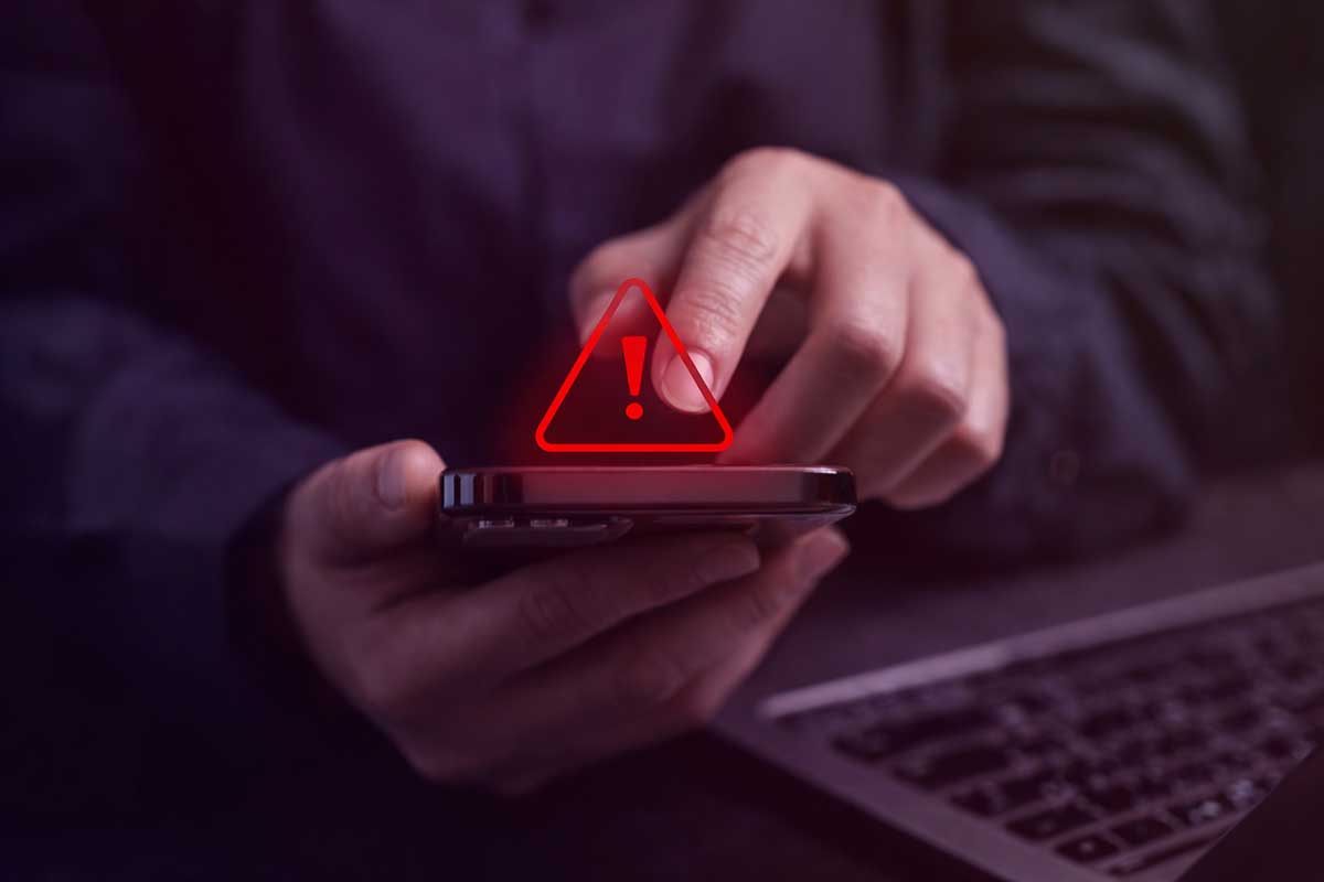 Προειδοποιητικό σύμβολο σε κινητό τηλέφωνο για απάτη μέσω SMS και ψευδή τροχονομικά πρόστιμα