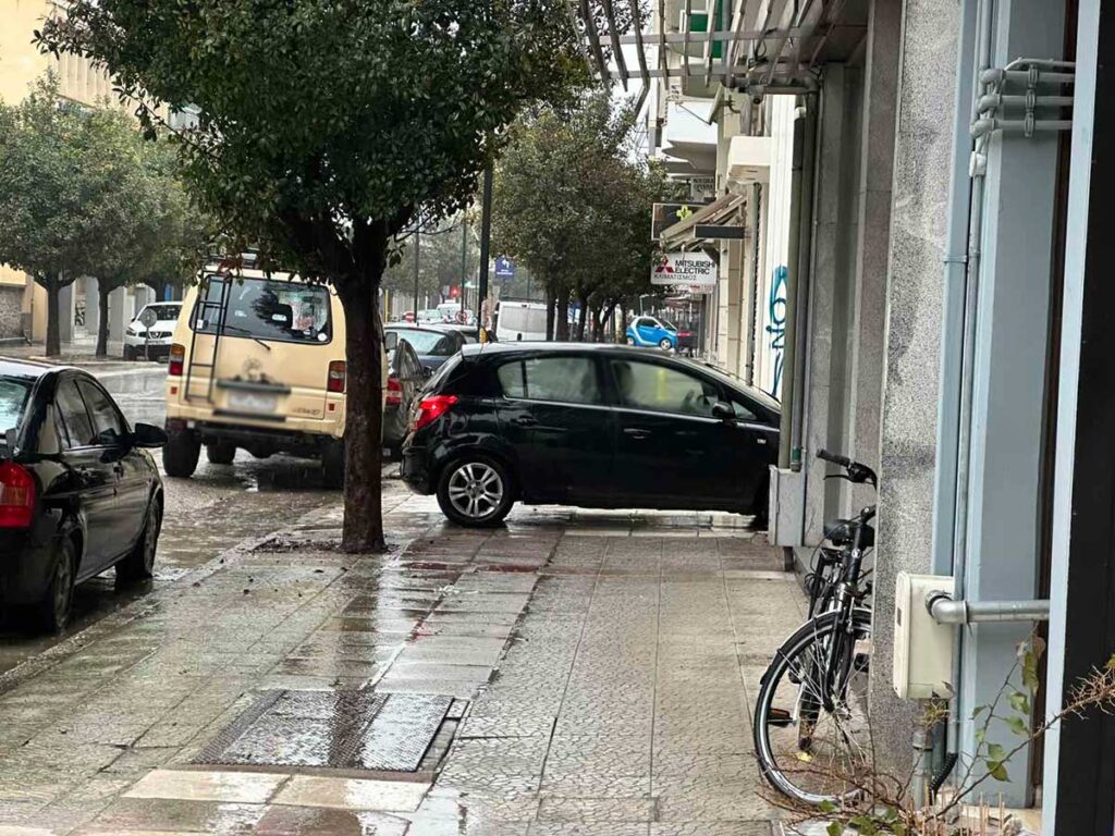 Βροχή, πεζοί… και ένα ΙΧ στο πεζοδρόμιο