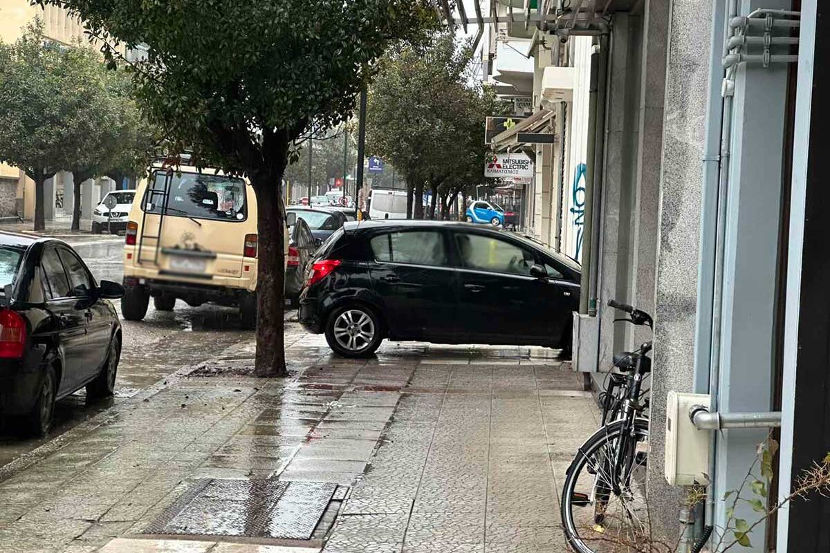 Βροχή, πεζοί… και ένα ΙΧ στο πεζοδρόμιο