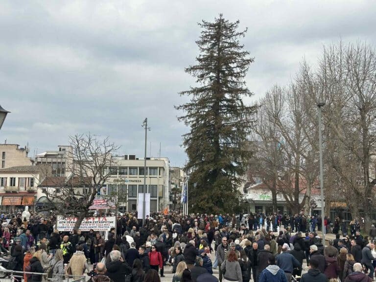 Συγκέντρωση πολιτών στην Κεντρική Πλατεία Τρικάλων για την τραγωδία στα Τέμπη